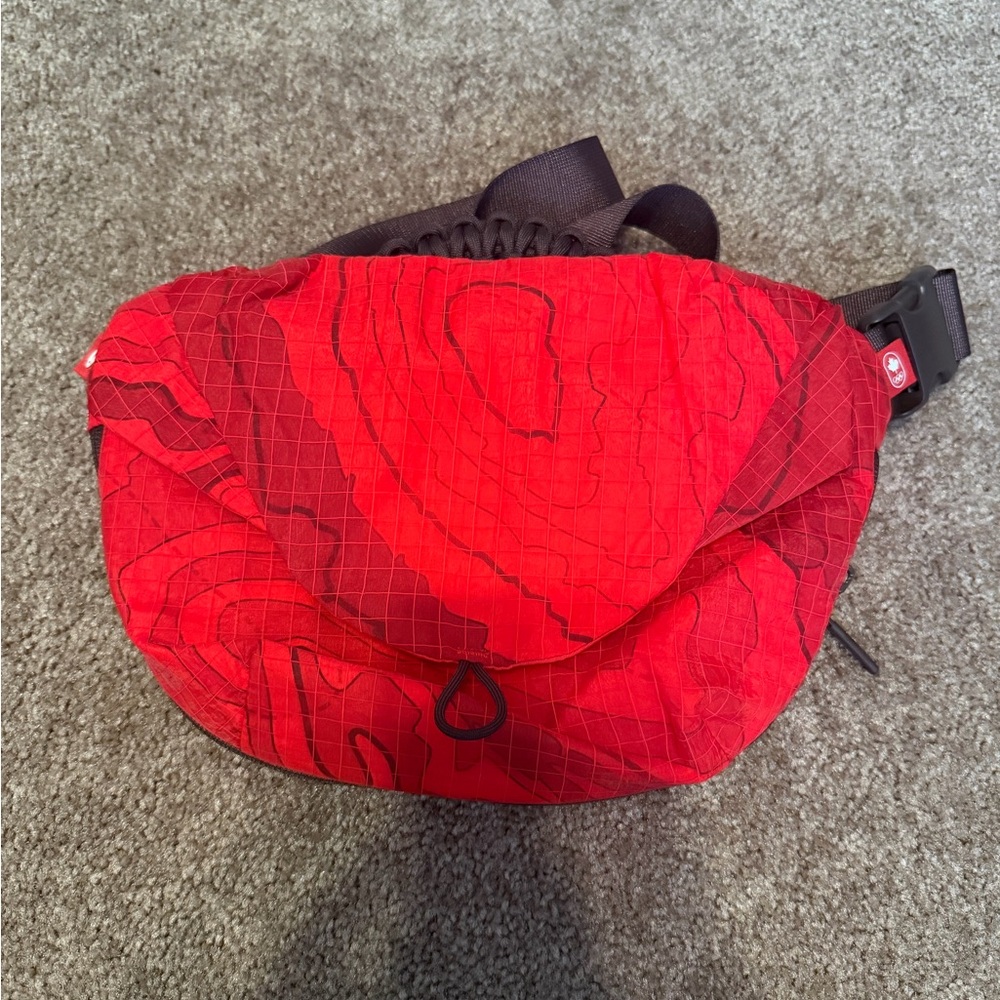 Lululemon Team Canada Curved Crossbody Bag 3L-NWOT